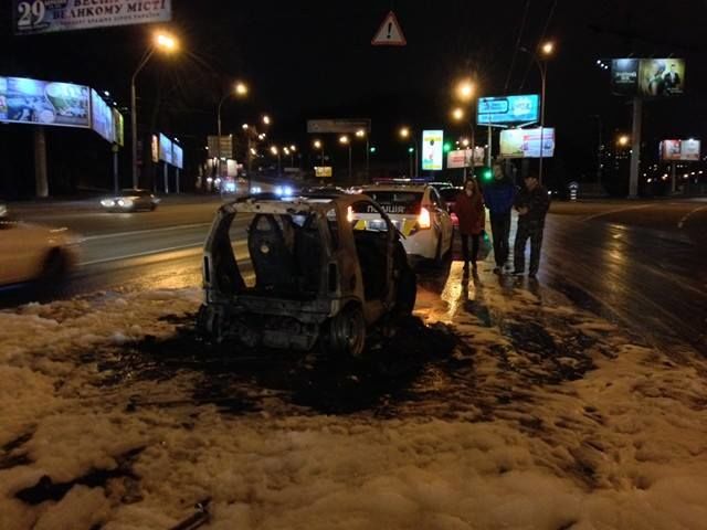 В Киеве автомобиль загорелся во время движения, фото Влад Антонов