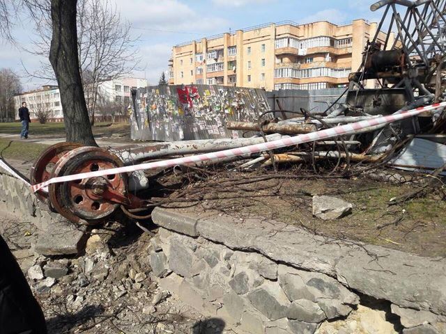 <p>Будівельний кран впав на тротуар. Фото: В.Миколайчук</p>