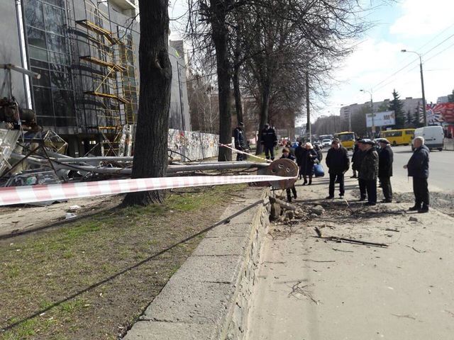 Строительный кран рухнул на тротуар. Фото: В.Мыколайчук