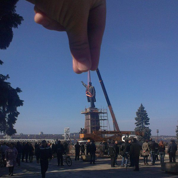 Ленина пытаются снести. Фото: соцсети, infopolk.ru и nahnews.org