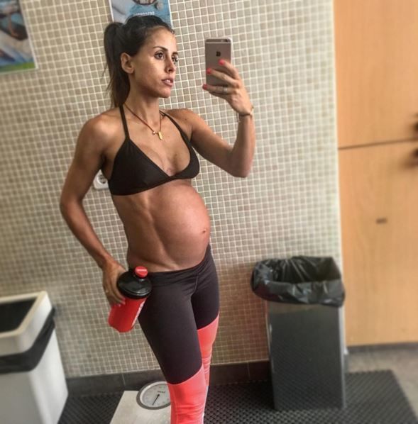 Девушка усиленно тренировалась даже в период беременности. Фото: instagram.com/carolinapatrocinio