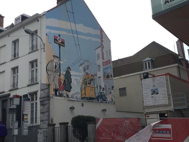 А еще в Брюсселе очень красиво расписаны многие стены старых домов. Например, вот так. Фото Э. Кинзерский