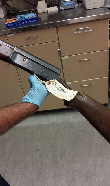 <p>В руках детектива рушниця, з якої застрелився лідер гурту Nirvana. Фото: spdblotter.seattle.gov</p>