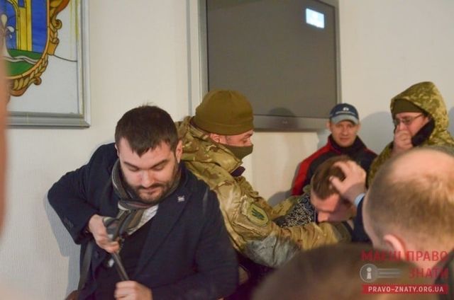 В Броварах сессия горсовета превратилась в массовую драку, фото brovary.pravo-znaty.org.ua