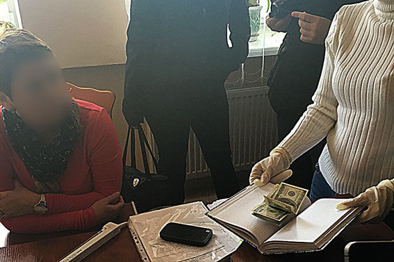 Чиновницу во Львове задержали за 400 долларов взятки. Фото: ГУ НП