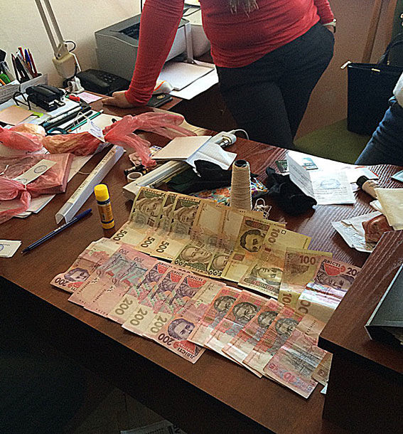 Чиновницу во Львове задержали за 400 долларов взятки. Фото: ГУ НП