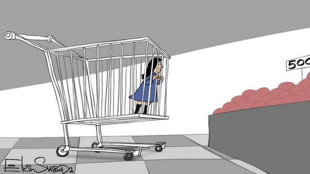 Художник изобразил женщину, которая может только полюбоваться на мандарины по 500 рублей, глядя из-за решетки тележки супермаркета