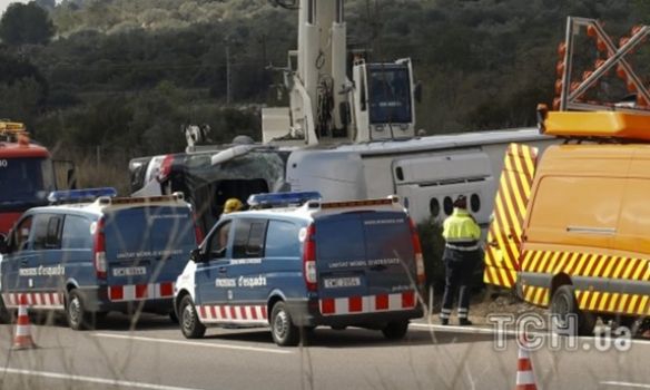 <p>У Каталонії на північному сході Іспанії перекинувся автобус з іноземними студентами. Фото: ТСН</p>
