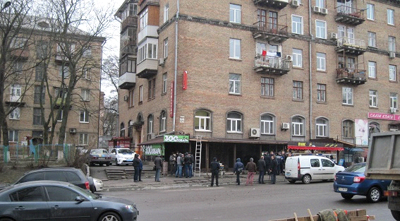 <p>Власник кіоску почав заважати комунальникам, а потім дістав зброю і почав стріляти. Фото: kyiv.npu.gov.ua</p>