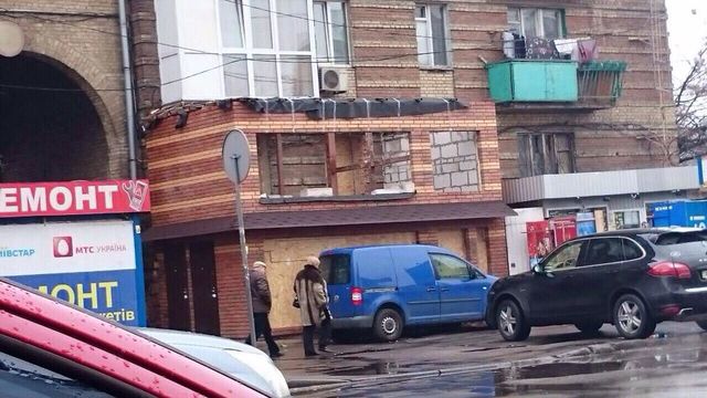<p><span>У Києві власники клініки автомобілями заблокували знесення незаконної прибудови, фото Іван Кіпа/Facebook</span></p>