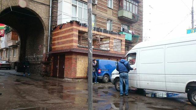 В Киеве владельцы клиники автомобилями заблокировали снос незаконной пристройки, фото Иван Кипа/Facebook