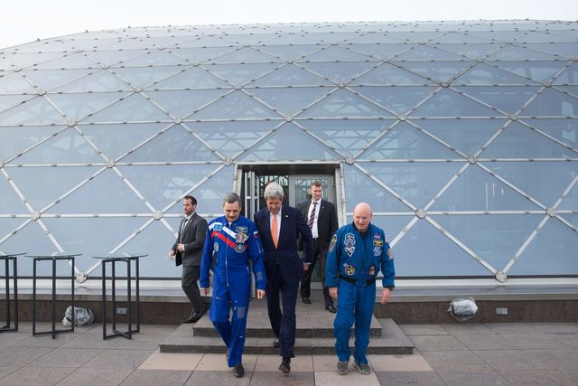 <p><span>Керрі прогулявся по центру Москви і зустрівся з космонавтами на даху, фото AFP</span></p>