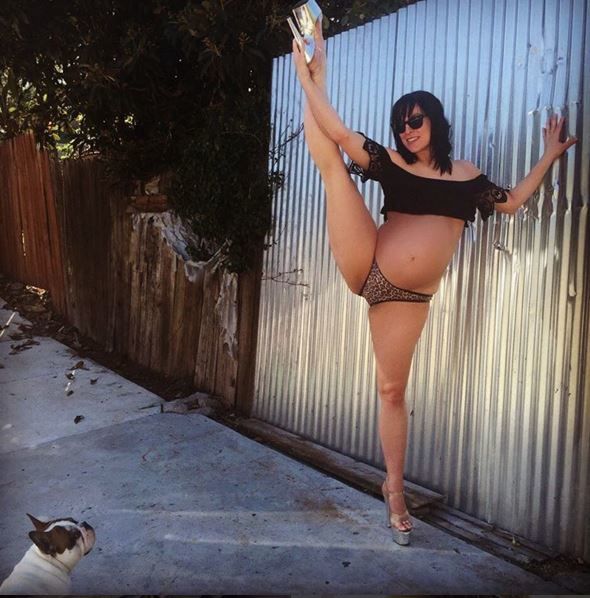 Австралийка приподает танцы на пилоне. Фото: instagram.com/cleothehurricane
