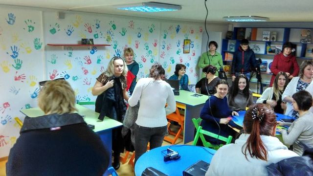 На відкритті. В Овідіополі з'явився дитячий коворкинговий простір, де навчаються без вчителів. Фото: facebook.com