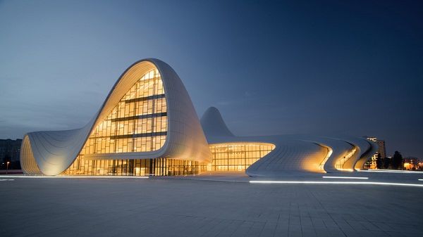 Найяскравіші архітектурні проекти Хадід: 2012 – культурний центр Гейдара Алієва в Баку (Азербайджан), фото bit.ua