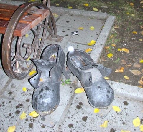 Башмаки, "забытые" у скамейки великаном. Фото М.Львовски