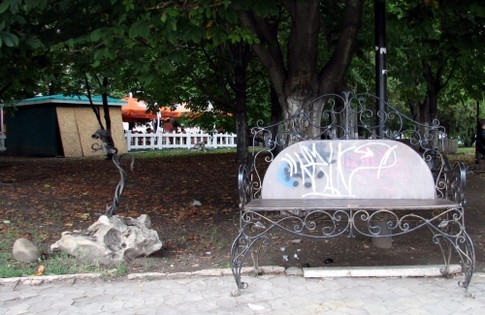 Подарок от кузнецов: кованая скамейка и "первый лепесток". Фото М.Львовски