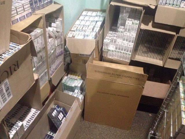 Тысячи пачек с сигаретами хранили в офисе