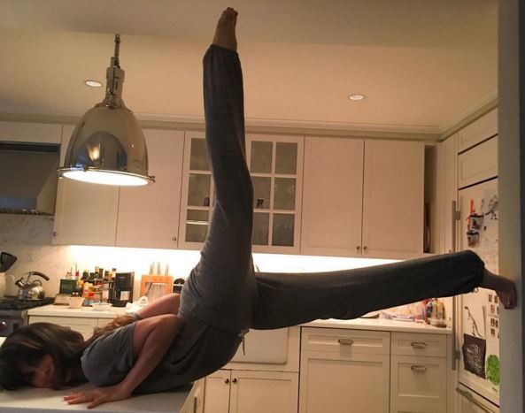 <p>Хіларі любить йогу. Фото: instagram.com/hilariabaldwin</p>