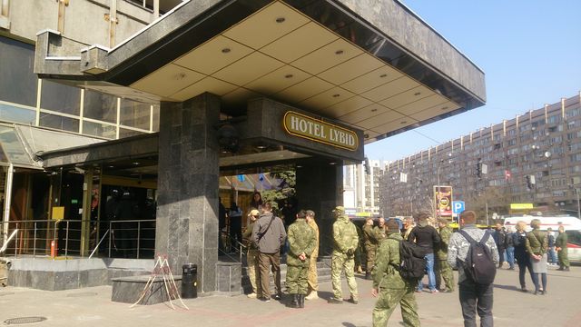 <p>У Києві захопили готель "Либідь". Фото: С.Панюшкіна</p>