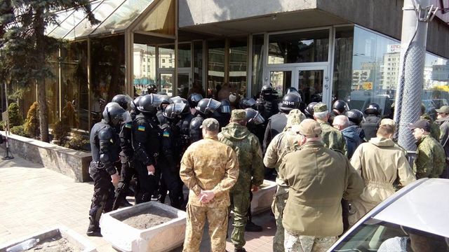 Возле отеля "Лыбидь" дежурят правоохранители. Фото: А.Комаров