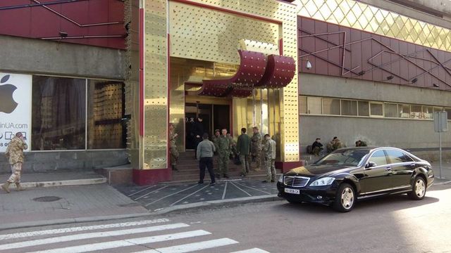 Возле отеля "Лыбидь" дежурят правоохранители. Фото: А.Комаров