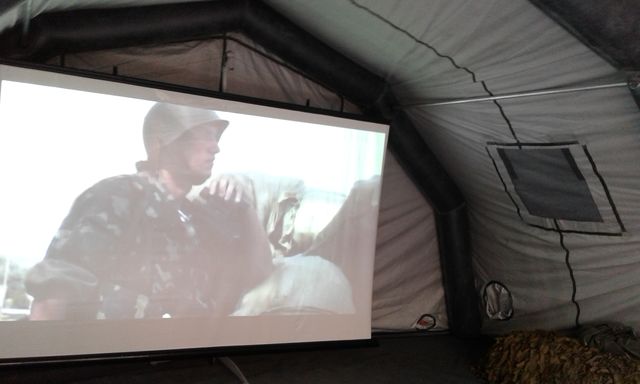 Волонтеры и военные возле палатки. Фото: Т.Самотый