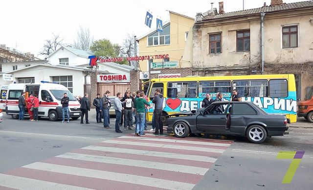 В Одессе произошло ДТП с участием маршрутки. Фото: 7 канал