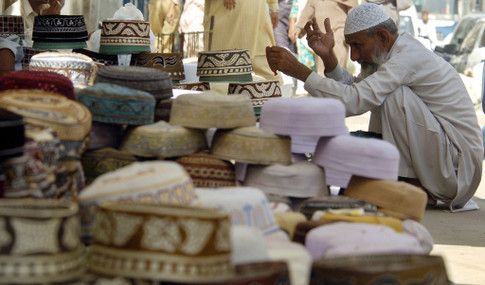 Карачи (Пакистан). По традиции, готовясь к рамадану, мусульмане покупают себе новую одежду и головные уборы. Фото AFP