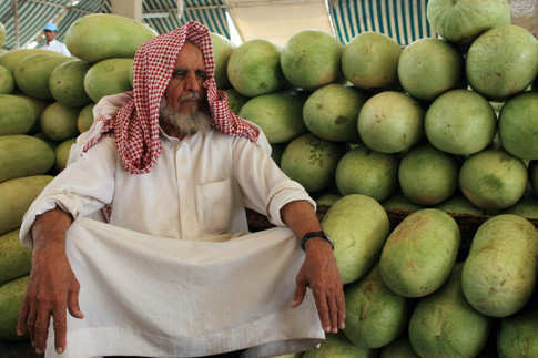 Завтра в Саудовской Аравии начинается рамадан. Рынки страны переполнены, мусульмане закупают выпечку и фрукты впрок. Хотя кушать в светлое время суток нельзя, ночью запрет на употребление пищи снимается, многие несут снедь в мечети, где делят трапезу с близкими. Фото AFP