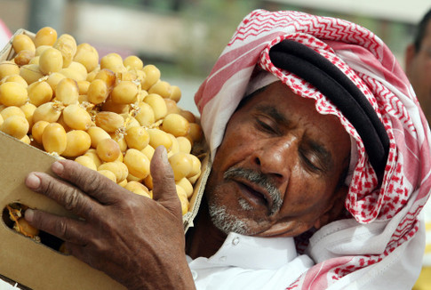 Завтра в Саудовской Аравии начинается рамадан. Рынки страны переполнены, мусульмане закупают выпечку и фрукты впрок. Хотя кушать в светлое время суток нельзя, ночью запрет на употребление пищи снимается, многие несут снедь в мечети, где делят трапезу с близкими. Фото AFP