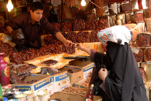 Завтра в Саудовской Аравии начинается рамадан. Рынки страны переполнены, мусульмане закупают продукты впрок. Хотя кушать в светлое время суток нельзя, ночью запрет на употребление пищи снимается, многие несут снедь в мечети, где делят трапезу с близкими. Фото AFP