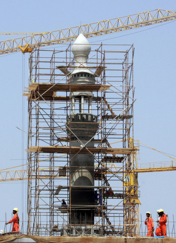 В Дубаи строят новую мечеть. Работы не прекращаются даже накануне рамадана, который сегодня начинается в ОАЭ. Фото AFP