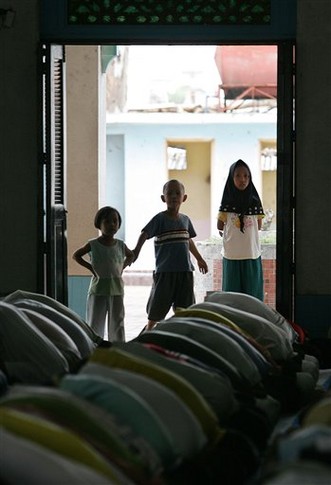 Филиппины. Пока взрослые молятся в мечети города Тагиг, дети играют во дворе. Фото AP