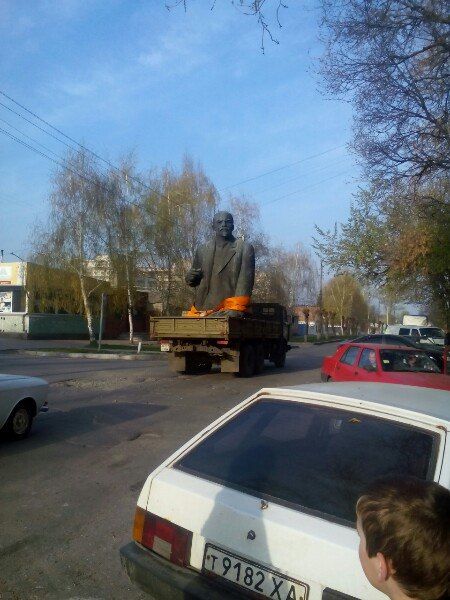 <p>Леніна демонтували. Фото: соцмережі</p>