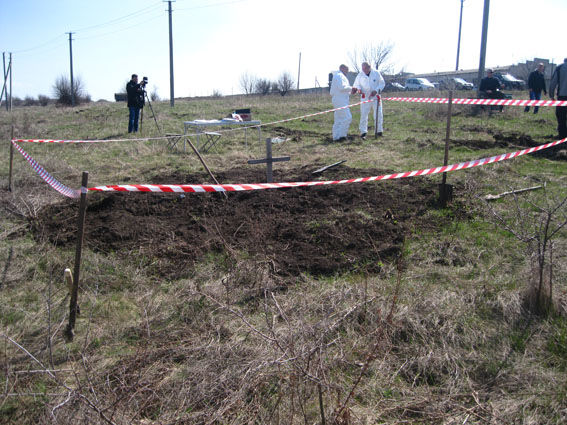 <p>На Донбасі знайшли поховання бойовиків. Фото: поліція</p>