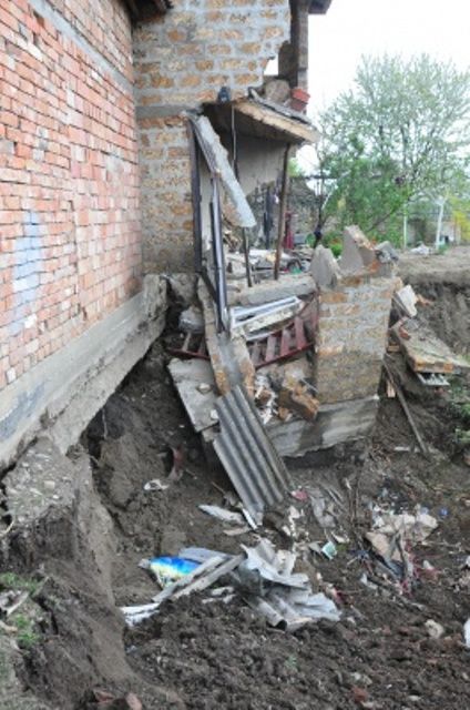 Дом обвалился из-за старого водопровода. Фото: molbuk.ua