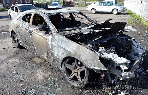 <p>Машини сильно постраждали у вогні. Фото: vl.npu.gov.ua</p>