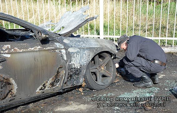 <p>Машини сильно постраждали у вогні. Фото: vl.npu.gov.ua</p>