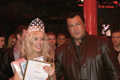 Стивен Сигал с победительницей конкурса Дианой Старковой.