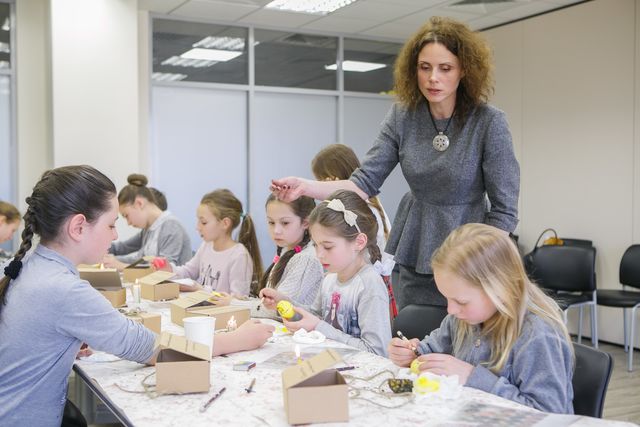 В Академии ДТЭК прошел мастер-класс по росписи яиц для детей-переселенцев из Донбасса. Фото: пресс-центр.