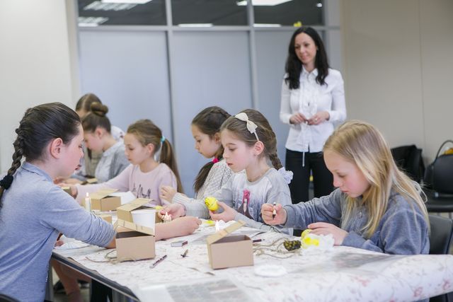 В Академии ДТЭК прошел мастер-класс по росписи яиц для детей-переселенцев из Донбасса. Фото: пресс-центр.