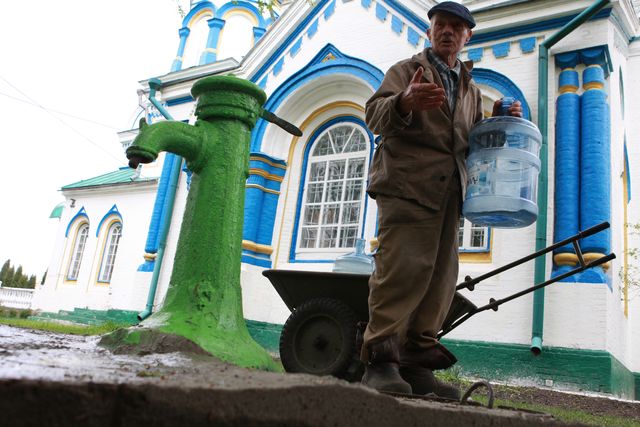 Воду пенсионер набирает только у храма<br />
88-летний дед Леонид два раза в месяц идет с тележкой, груженой бутылями, чтобы набрать воду у Ильинского храма. 