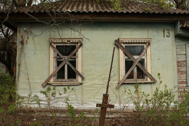 Дом №13 в глубине города Чернобыль<br />
Окна — большая роскошь для разграбленных хат. Здесь понимаешь: в один миг дом, да что там — весь твой мир может быть уничтожен! В один миг, по чьей-то халатности. А после оставлен на поругание мародерам.