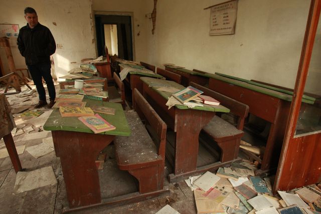 Брошенное село Красно<br />
Здесь до сих пор 1500 мкР/ч! В этой школе сохранились мебель, парты и тетрадки, в которых детским почерком выведено 