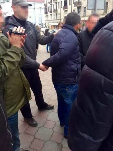 <p>На хабарі спіймали підполковника. Фото: прес-служба СБУ в Чернівецькій області.</p>