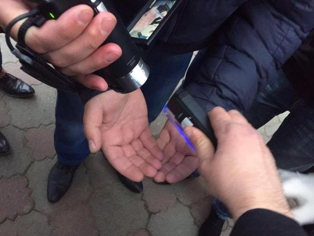 На взятке поймали подполковника. Фото: пресс-служба СБУ в Черновицкой области.