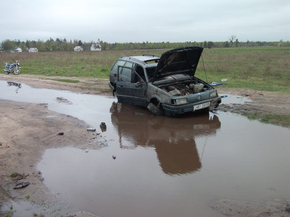 Машина слетела с дороги и перевернулась. Фото: rv.npu.gov.ua