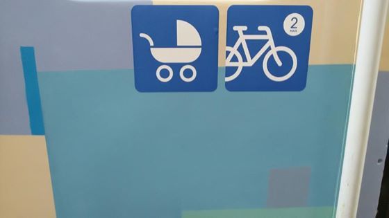 <p>У фунікулері наклейками позначили місця для перевезення велосипедів та колясок, фото КП "Київпастранс"/Facebook</p>