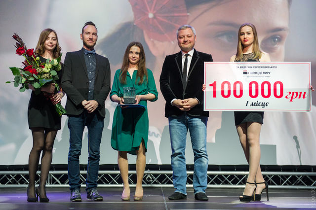 Награждение победителя: Глава жюри Иван Козленко, актриса Марта Коссаковска (в центре) и Игорь Янковский